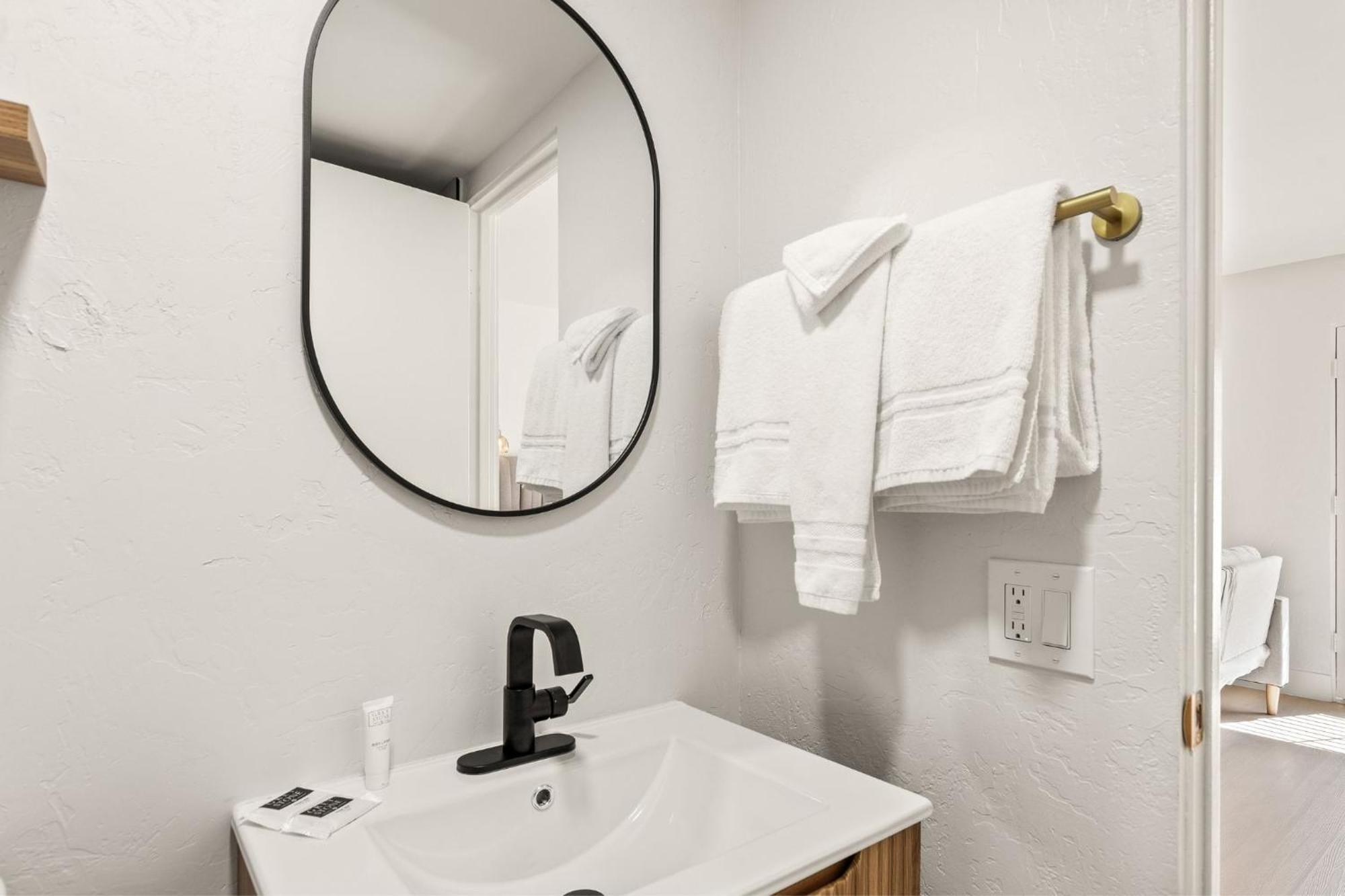 Casa Oliver Hotel & Resort - A Men'S Clothing Optional Resort In Palm Springs Exterior photo