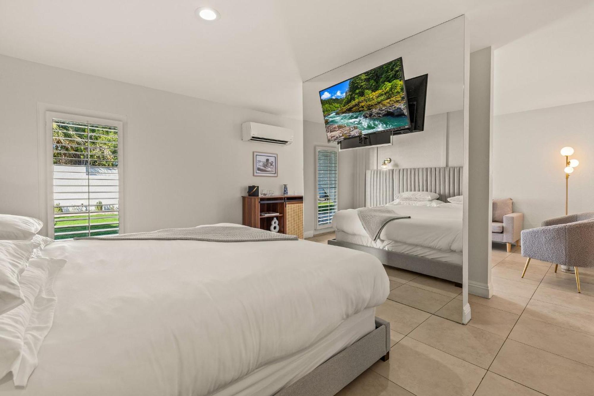 Casa Oliver Hotel & Resort - A Men'S Clothing Optional Resort In Palm Springs Exterior photo