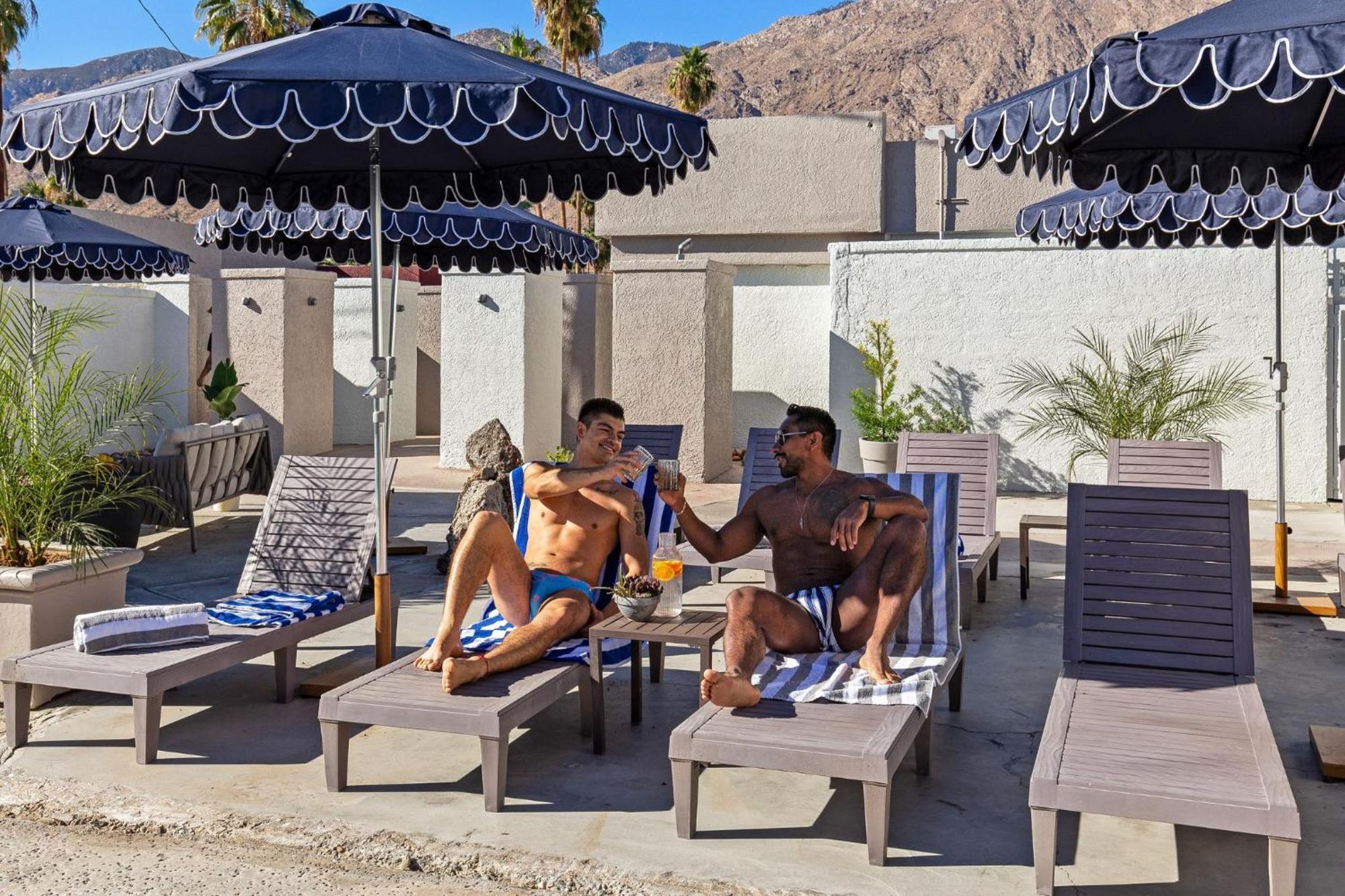 Casa Oliver Hotel & Resort - A Men'S Clothing Optional Resort In Palm Springs Exterior photo